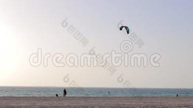 风筝板在海滩上跳跃